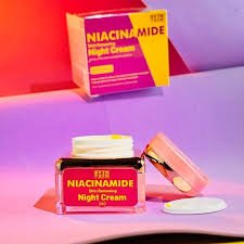 Niacinamide night cream 1 ত্বকের রঞ্জকতা কমিয়ে ত্বক উজ্জ্বল করে : নিয়াসিনামাইড ধীরে ধীরে কালো দাগ এবং রঞ্জকতা কমাতে কাজ করে। রাতে নিয়মিত এটি ব্যবহার করলে সময়ের সাথে সাথে এই প্রভাবগুলি আরও বৃদ্ধি পেতে পারে। ৩. ব্রণ এবং দাগের বিরুদ্ধে লড়াই করে: নিয়াসিনামাইড প্রদাহ-বিরোধী এবং ব্রণ থেকে লালভাব এবং জ্বালা কমাতে সাহায্য করে। আপনার ত্বকের যত্নের রুটিনে নিয়াসিনামাইড অন্তর্ভুক্ত করলে আপনি ভেতর থেকে পরিষ্কার এবং উজ্জ্বল ত্বক পেতে পারেন । ২. তেল উৎপাদন স্থিতিশীল করে এবং ব্রণের দাগ কমায়: আপনার যদি তৈলাক্ত ত্বকের ধরণ থাকে, তাহলে আপনার রুটিনে নিয়াসিনামাইড স্কিনকেয়ার পণ্য অন্তর্ভুক্ত করার কথা বিবেচনা করা উচিত। খাঁটি ভিটামিন বি৩ (নিয়াসিনামাইড) এবং ম্যাটমেরিন দিয়ে তৈরি একটি দৈনিক সিরাম। নিয়াসিনামাইড ত্বকের সিবামের মাত্রা কমায়, বাধা উন্নত করে এবং আমাদের ত্বকের স্বরকে সমান করে । অতিরিক্ত সিবাম, উজ্জ্বলতা, ছিদ্র এবং দাগ কমাতে ম্যাটমেরিন একটি নিখুঁত জৈবপ্রযুক্তিগত উপাদান।